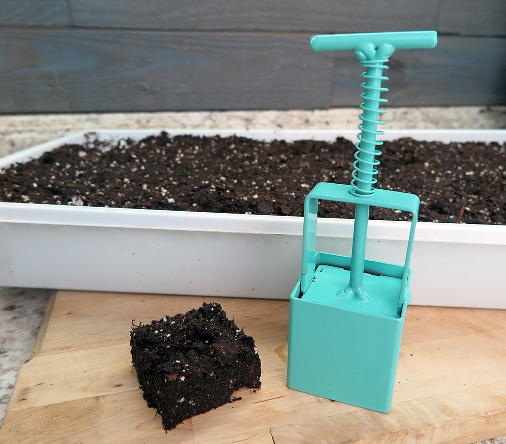 Soil blocker for potless seedlings
